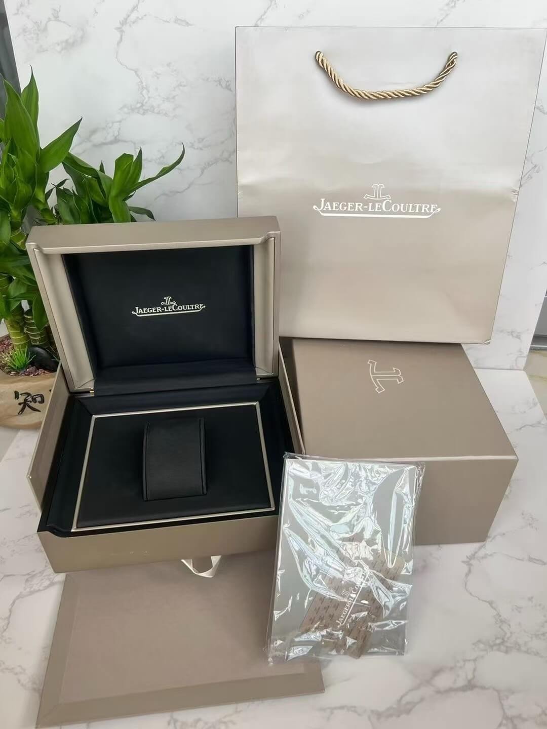 The Jaeger-LeCoultre Watch Box Full Set The Jaeger-LeCoultre Watch Box Full Set