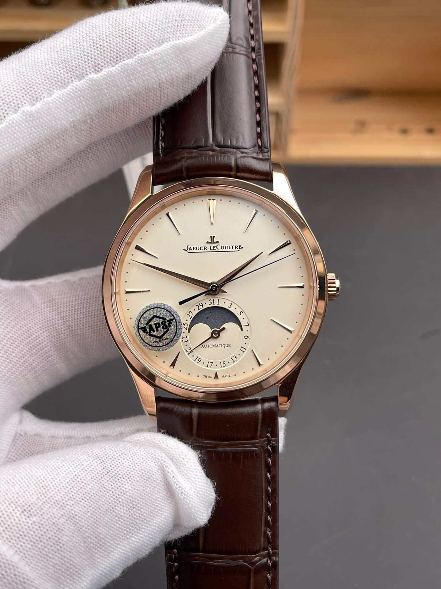 Jaeger-LeCoultre Replica Master Ultra Thin Moon Super Clone Watch Q1362510 Jaeger-LeCoultre Replica Master Ultra Thin Moon Super Clone Watch Q1362510