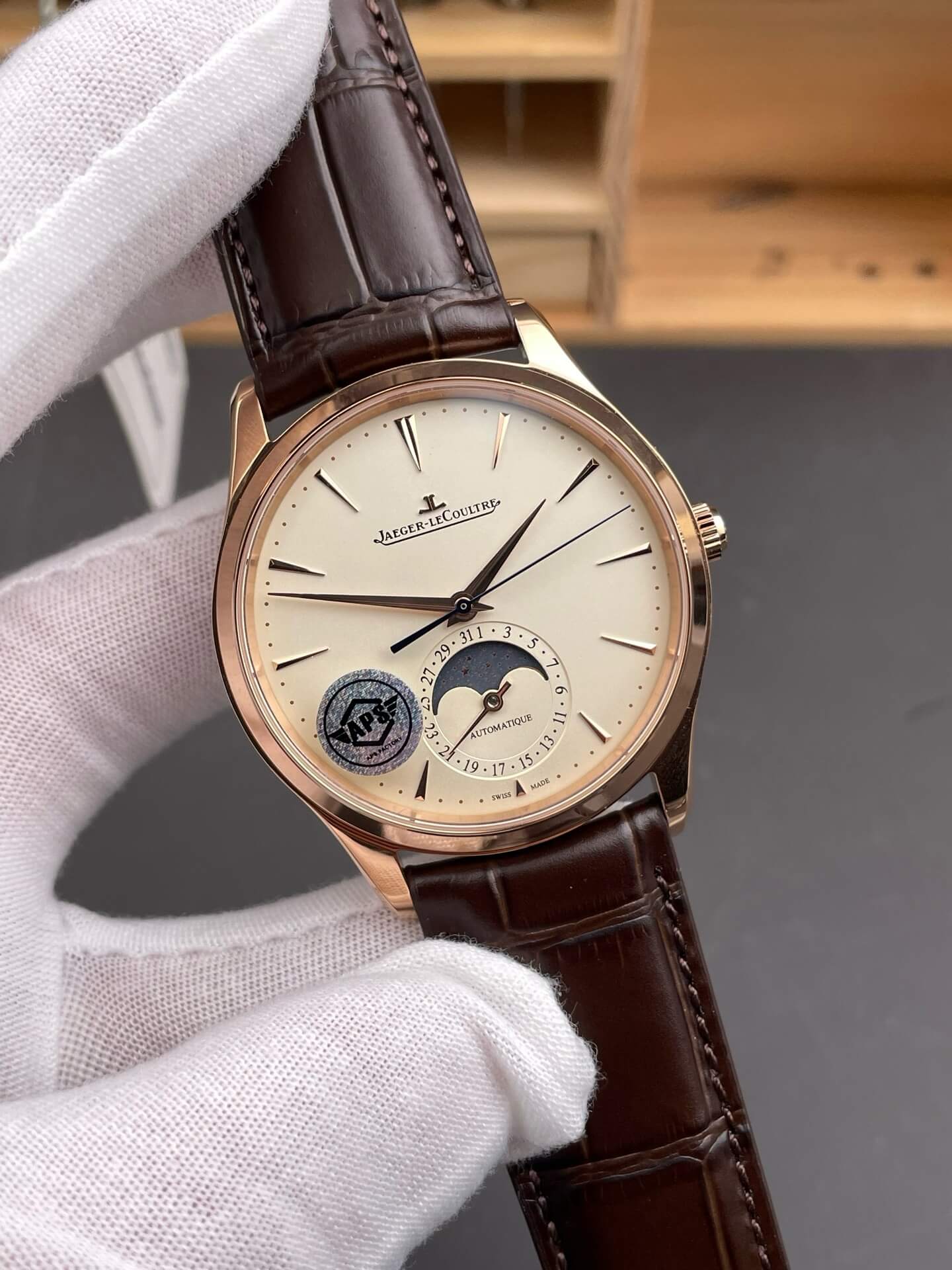 Jaeger-LeCoultre Replica Master Ultra Thin Moon Super Clone Watch Q1362510 Jaeger-LeCoultre Replica Master Ultra Thin Moon Super Clone Watch Q1362510