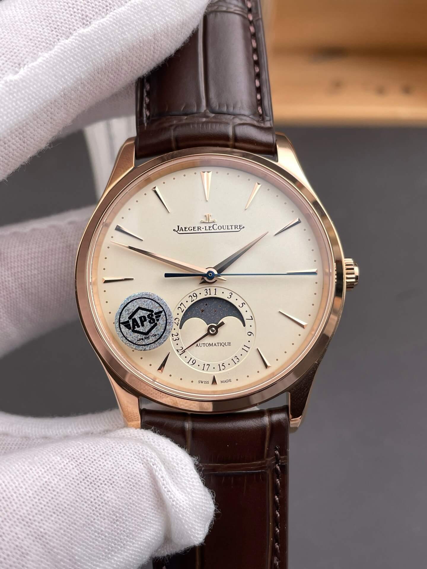 Jaeger-LeCoultre Replica Master Ultra Thin Moon Super Clone Watch Q1362510 Jaeger-LeCoultre Replica Master Ultra Thin Moon Super Clone Watch Q1362510