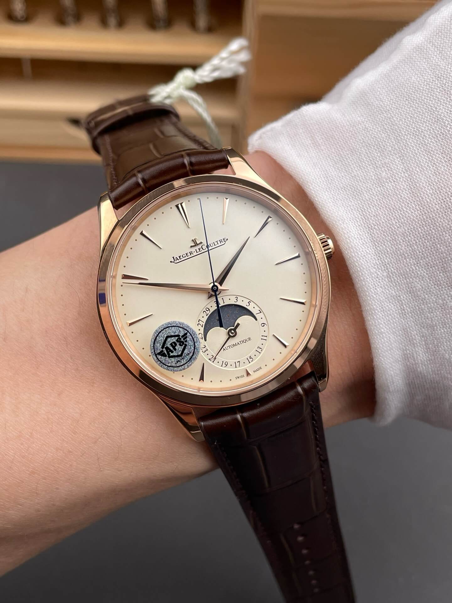 Jaeger-LeCoultre Replica Master Ultra Thin Moon Super Clone Watch Q1362510 Jaeger-LeCoultre Replica Master Ultra Thin Moon Super Clone Watch Q1362510