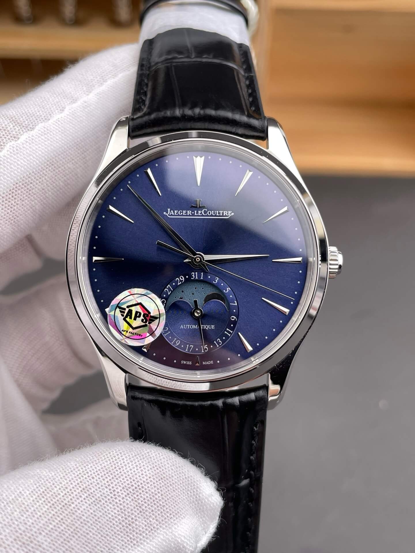 Jaeger-LeCoultre Replica Master Ultra Thin Moon Super Clone Watch Q1368480