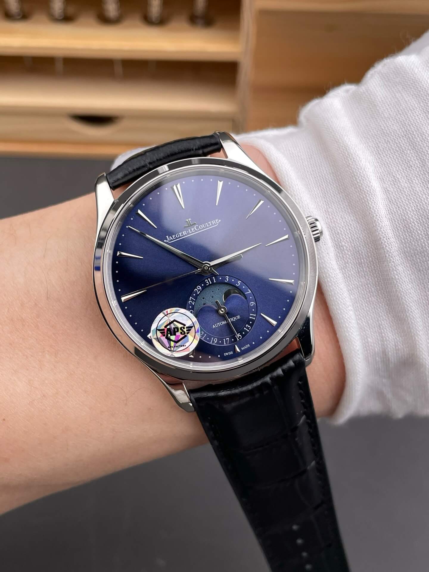 Jaeger-LeCoultre Replica Master Ultra Thin Moon Super Clone Watch Q1368480