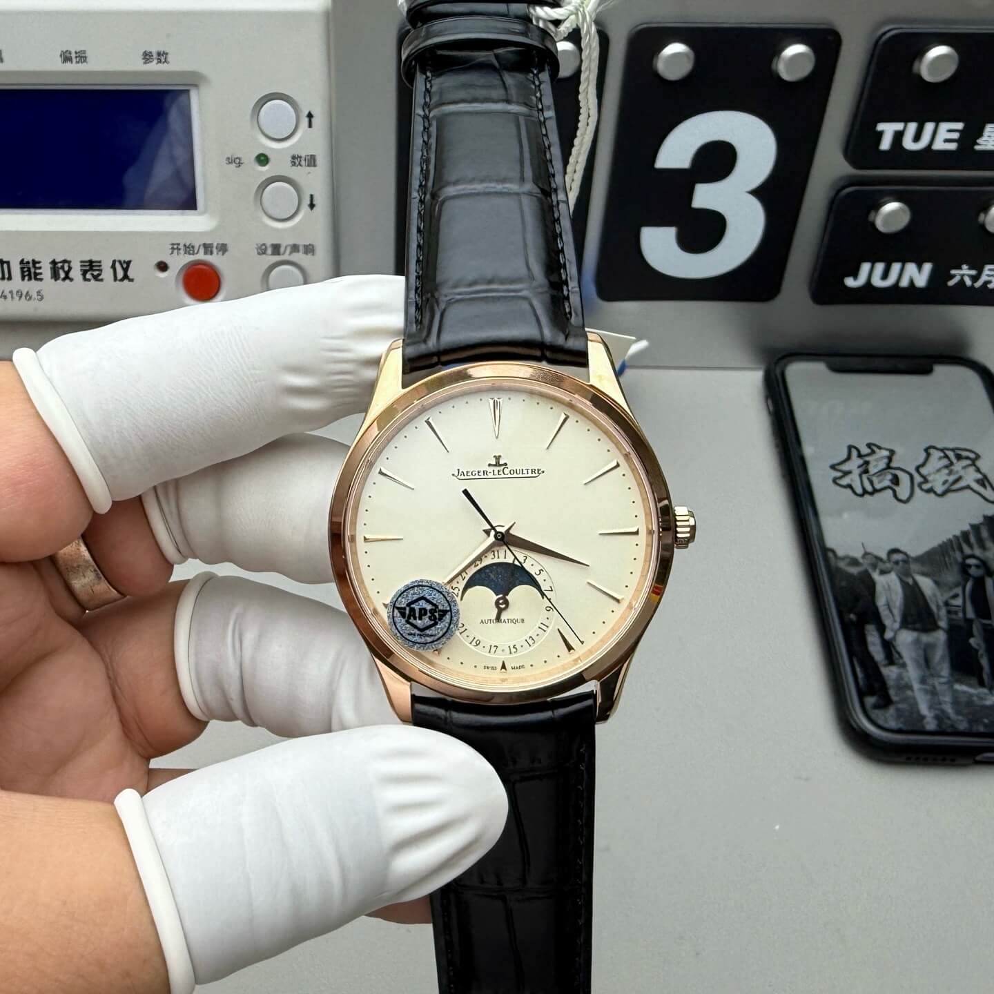 Jaeger-LeCoultre Replica Master Ultra Thin Moon Super Clone Watch Q1362511