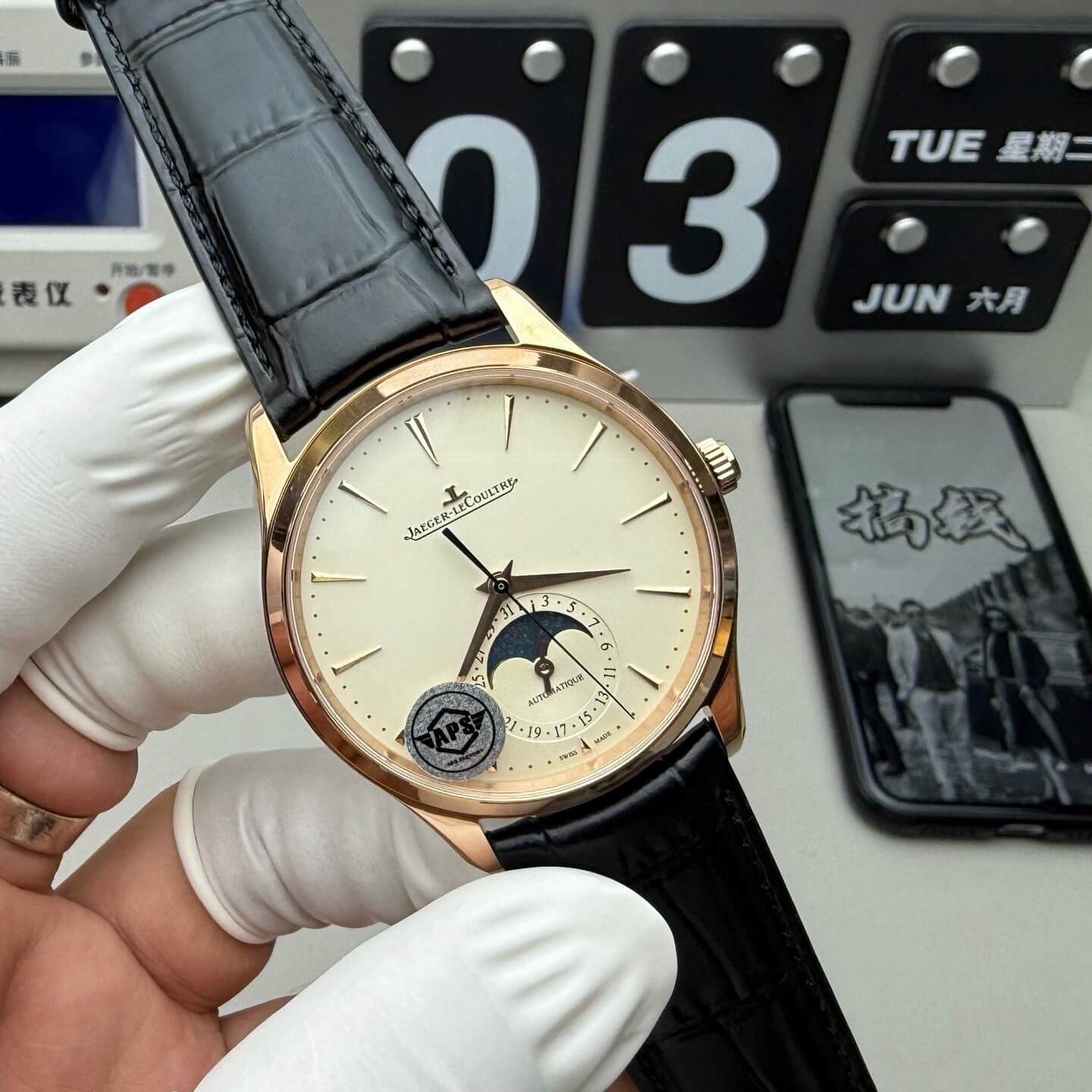 Jaeger-LeCoultre Replica Master Ultra Thin Moon Super Clone Watch Q1362511