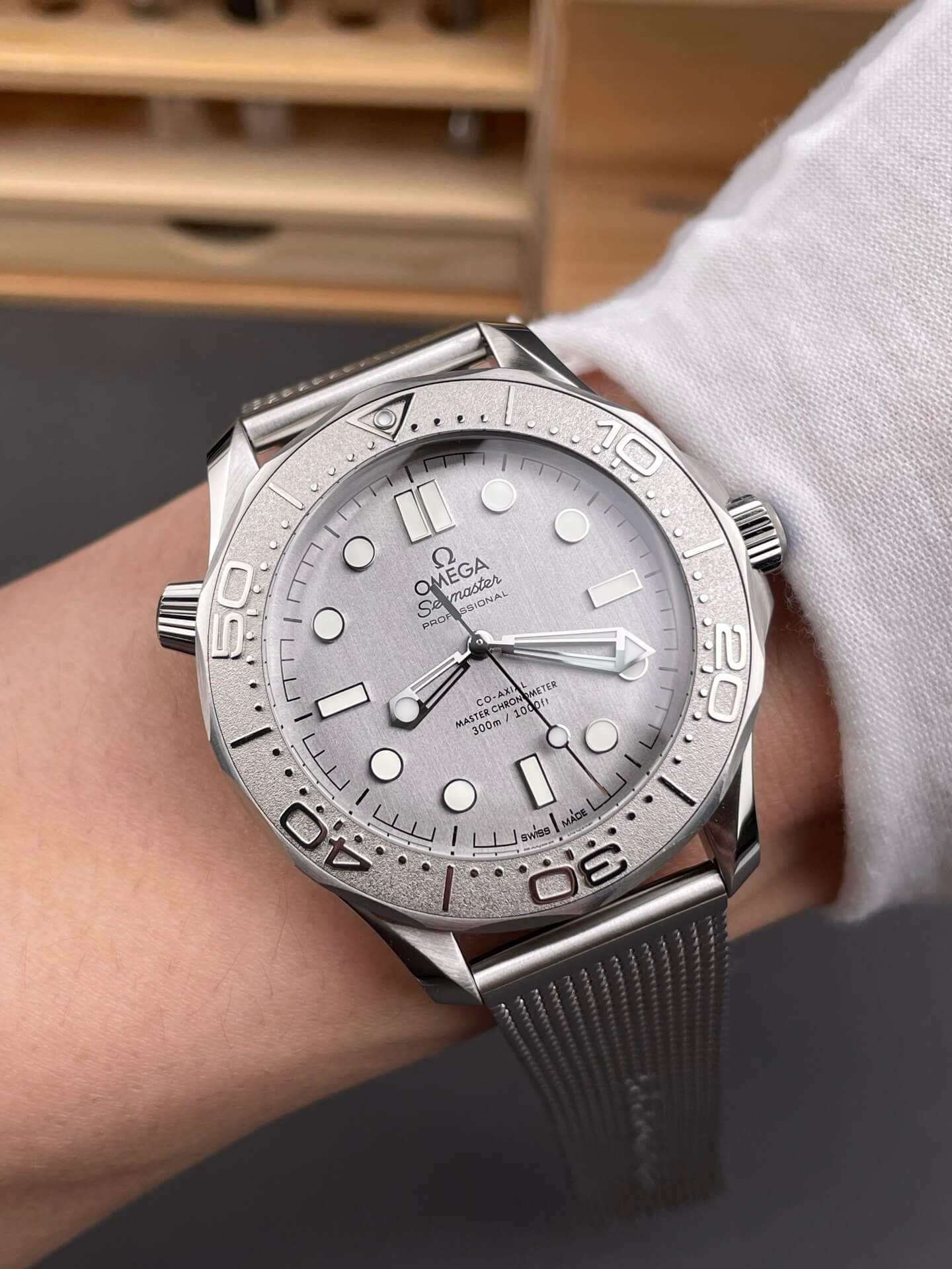 Omega Replica Seamaster Diver 300M Super Clone Watch 21030422006002 Omega Replica Seamaster Diver 300M Super Clone Watch 21030422006002