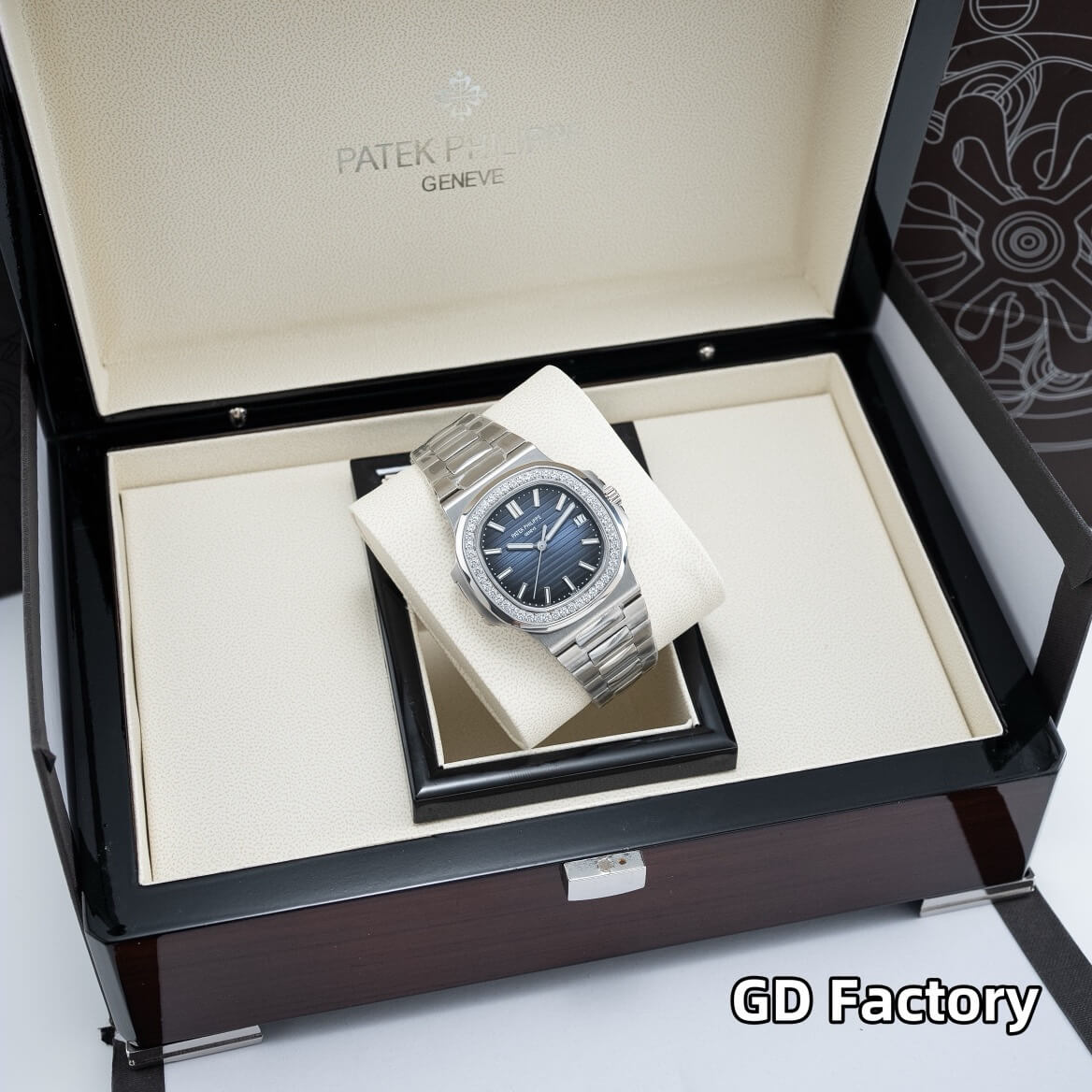 Patek Philippe Replica Nautilus Watch 5713/1G-010