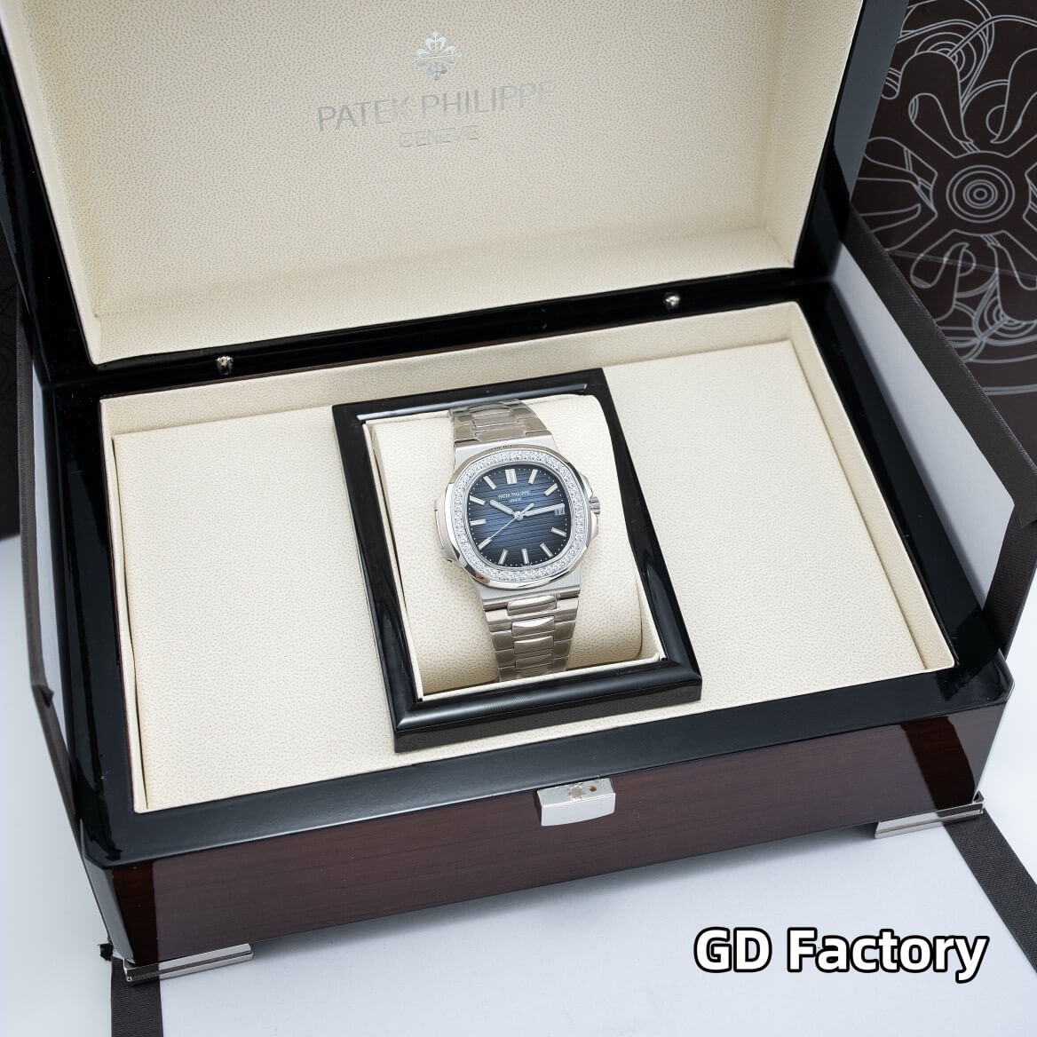 Patek Philippe Replica Nautilus Watch 5713/1G-010