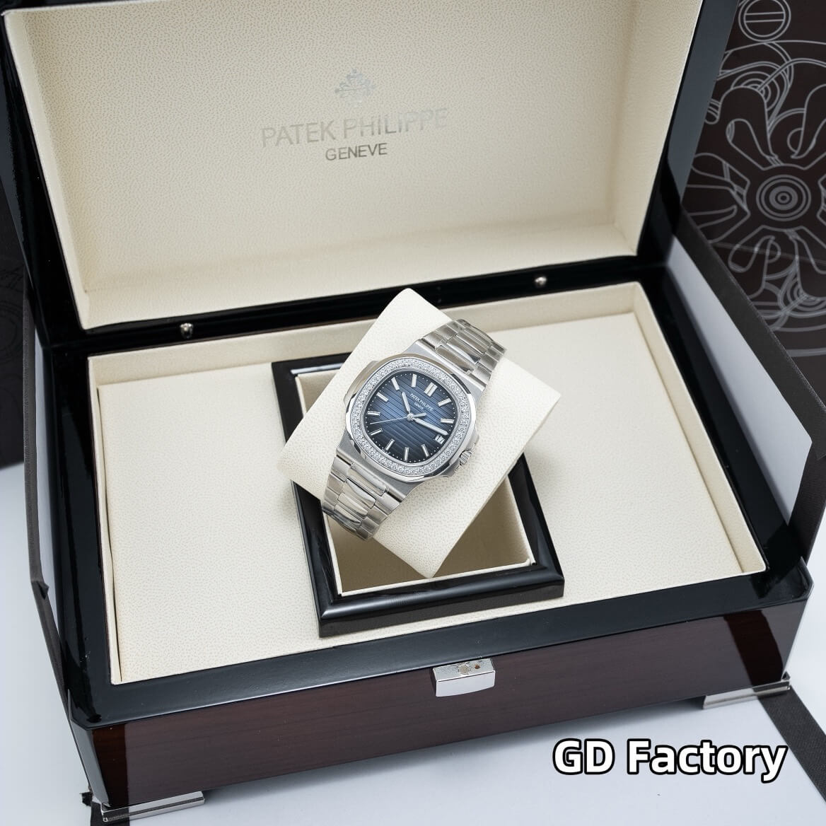 Patek Philippe Replica Nautilus Watch 5713/1G-010