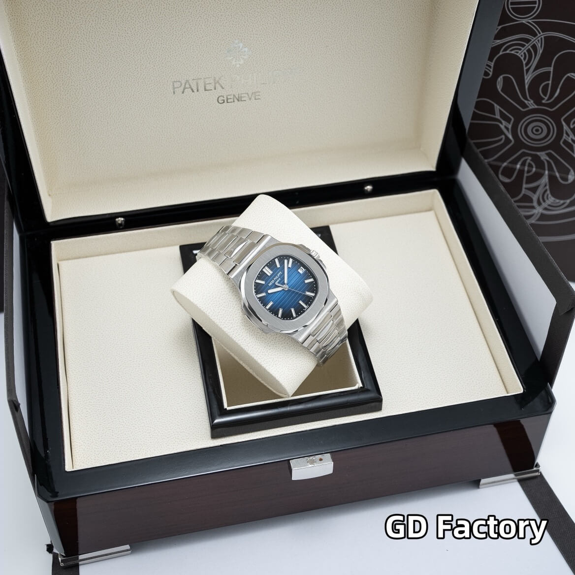 Patek Philippe Replica Nautilus Watch 5811/1G-001