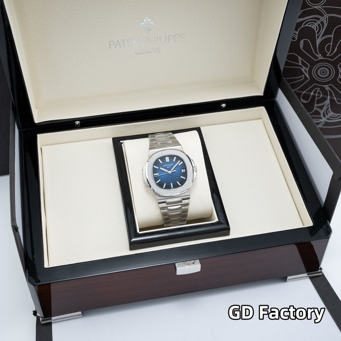 Patek Philippe Replica Nautilus Watch 5811/1G-001