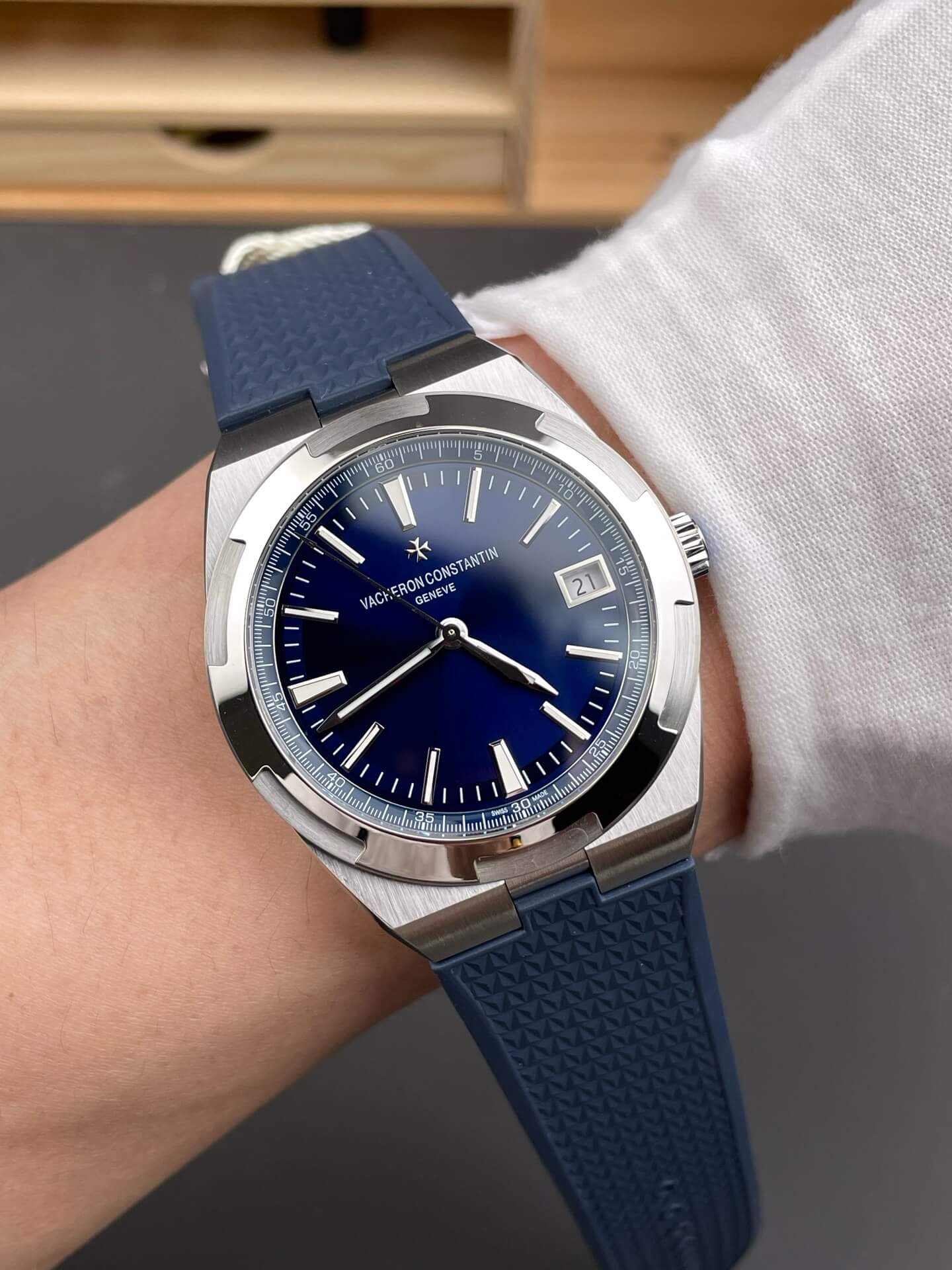 Vacheron Constantin Replica Overseas Super Clone Watch 47040/000A-9008 Vacheron Constantin Replica Overseas Super Clone Watch 47040/000A-9008